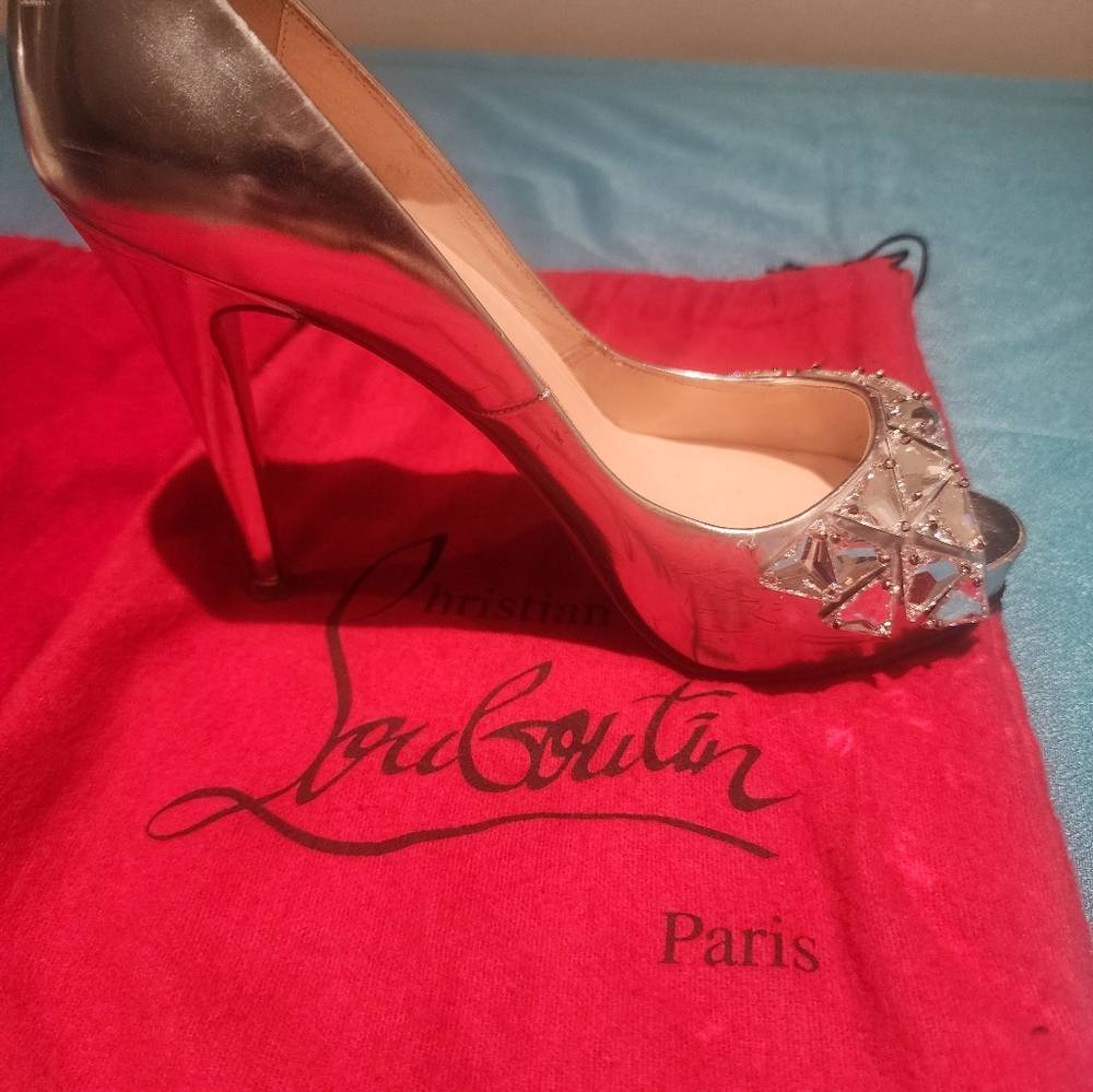 Authentic Christian louboutin bling pump size 38. Dust bag only, no box. - Picture 5 of 14